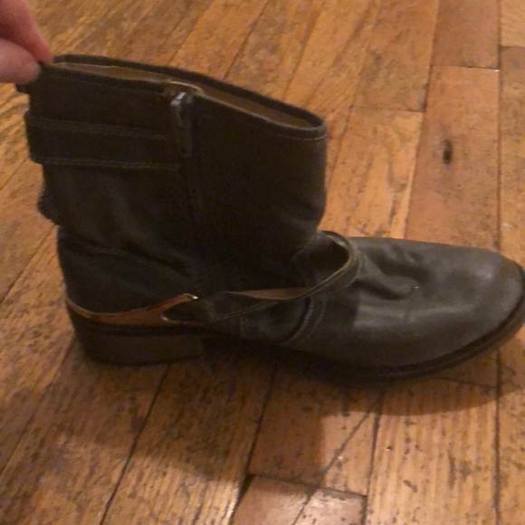 Cute green booties - Picture 3 of 3